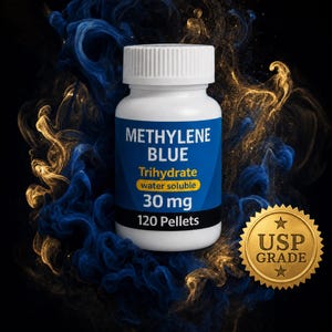 Peut inclure: Un flacon en plastique blanc avec une étiquette bleue contenant du Methylene Blue Trihydrate 30 mg 120 Pellets, soluble dans l'eau. Un sceau circulaire doré avec le texte USP GRADE est placé en bas à droite sur un fond sombre.