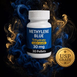 Peut inclure: Un flacon en plastique blanc avec une étiquette bleue contenant du Methylene Blue Trihydrate water soluble 30 mg 30 Pellets. Un sceau circulaire doré avec le texte USP GRADE est placé à droite du flacon sur un fond sombre.