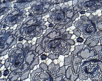Encaje floral inspirado en Venecia en azul marino con diseño de motivos de rosas