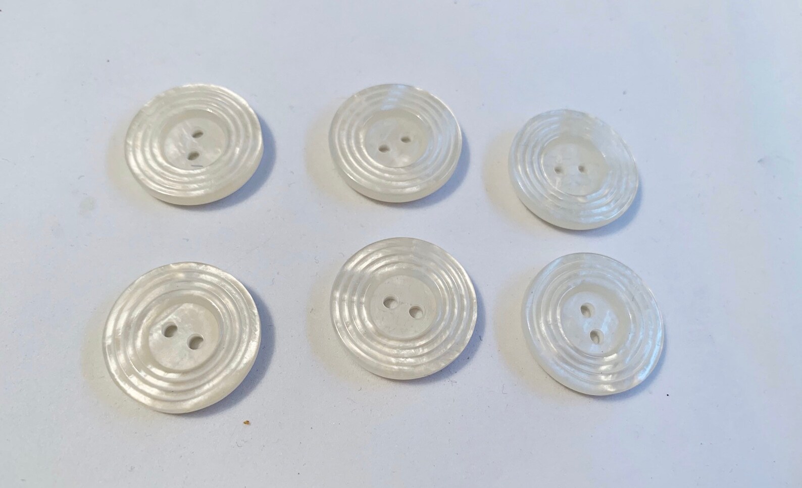 Medium Buttons Ivory 2 Holebutton With Trimming Ridge Finish Sewing ...