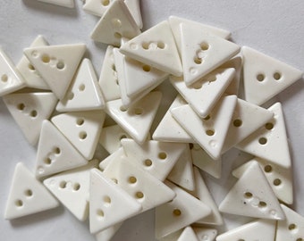 Botones triangulares pequeños de plástico blanco para coser, botones vintage de 12 mm y 5/8", 6 botones blancos
