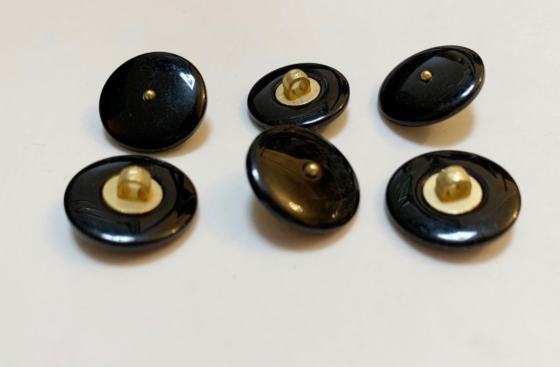Lot De 6 Boutons Vintage Noirs - Forme Originale Pied Plat - Dimensions 2 Cm X 2,1 Cm - Occasion