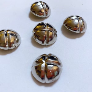Silver medium button with texture design button metal sewing buttons with shank back size are 7/8” 22mm 5 to this order