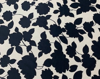 Tela de satén floral, estampado marfil y negro, 147 cm de ancho, poliéster