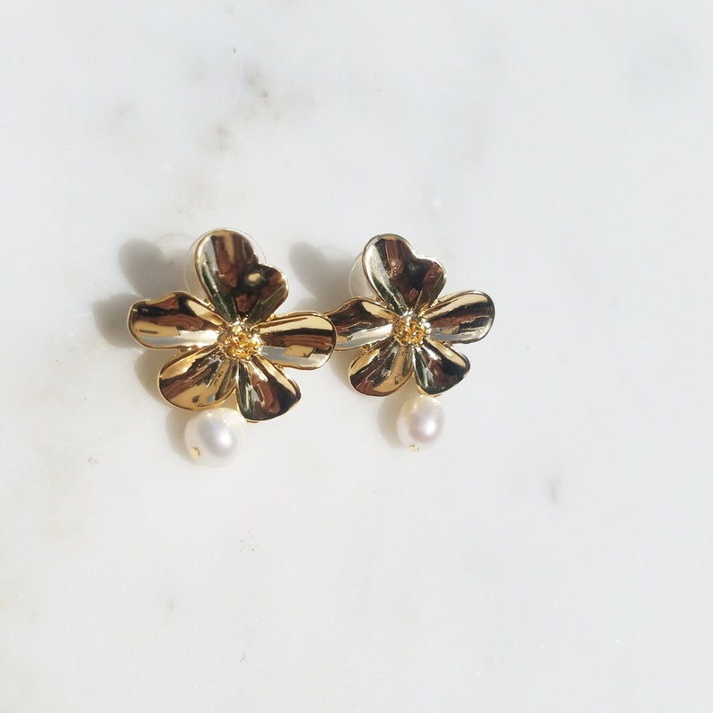 classy stud Pearl earring gold earrings Designer inspired earrings,Pearl earrings Pearl floral earrings flower stud,Bridesmaid jewelry