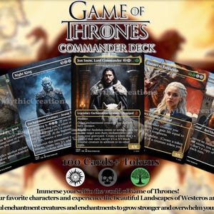 Peut inclure: Un jeu de cartes Commander Game of Thrones avec des cartes de personnages comme Jon Snow, Daenerys Targaryen et Sansa Stark. Le jeu comprend 100 cartes et jetons, avec l'inscription "100 Cartes + Jetons".