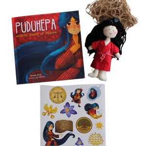 Pu&ograve; includere: Un libro per bambini intitolato "PUDUHЕРА - Hittite Queen of Peace" di Demet Kilic, illustrato da Asli Mertan, una bambola di stoffa rossa con capelli neri e un foglio di adesivi con illustrazioni di una donna con lunghi capelli neri, un albero, un sole e altri simboli.