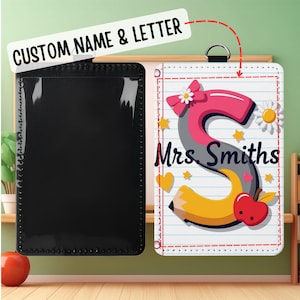 Porta credencial de profesora personalizada con letra y nombre personalizados: bonita etiqueta de identificación para mujer, accesorio para el aula, regalo de vuelta al cole o idea de regalo.