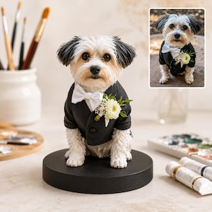 Può includere: Una statuetta di cane personalizzata che raffigura un terrier bianco e nero con una giacca da smoking nera, un papillon bianco e un piccolo fiore all'occhiello bianco. La statuetta è montata su una base rotonda nera con una foto.