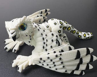 3D Printed Snow Griffin - Dual Interchangeable Heads, Articulated Hinged Desktop Toy, Fantasy Creature Collectible for Myth Lovers