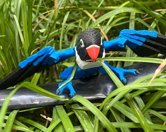 3D Printed Articulated Parrot: Movable Wings, Exotic Desktop Decor