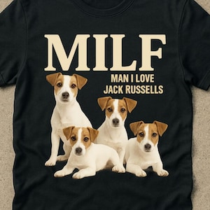 Puede incluir: Camiseta negra con la frase "MILF MAN I LOVE JACK RUSSELLS" y cuatro Jack Russell Terriers. La palabra "black" está en la esquina inferior derecha.