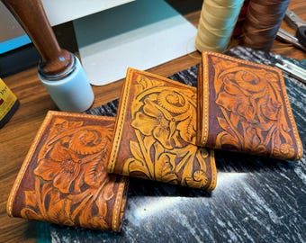 Met de hand bewerkte leren portemonnee met bloemen: gepersonaliseerde, plantaardig gelooide dubbele vouw