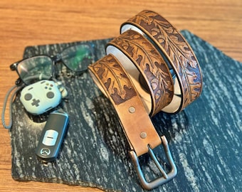 Handgemaakte leren riem: eikenblad- en eikelontwerp, aanpasbare breedte