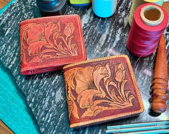 Met de hand bewerkte leren portemonnee met bloemen: gepersonaliseerde, plantaardig gelooide dubbele vouw