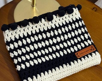 Handgemaakte gehaakte clutch | Zwart crèmekleurig dambordpatroon met pompons, boho-etui