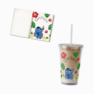 Pu&ograve; includere: Un taccuino e un bicchiere trasparente con un personaggio dei cartoni animati blu, fiori di ibisco rossi, foglie verdi e ananas gialli. La parola "Ohana" &egrave; scritta su entrambi gli articoli.