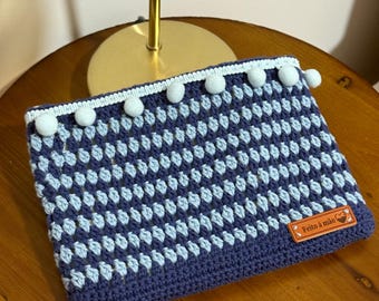 Handgemaakte gehaakte clutch/portemonnee | Donkerblauw en lichtblauw dambord met pompons | Boho-breisel | Cadeau voor haar | Make-up/reistas