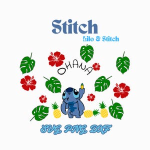 Pu&ograve; includere: Un personaggio blu dei cartoni animati, Stitch, tiene in mano un oggetto giallo, circondato da foglie tropicali, fiori di ibisco rossi e ananas gialli. La parola "Ohana" &egrave; scritta sopra Stitch. Le parole "Stitch" e "Lilo & Stitch" sono in alto e "SVG PNG DXF" in basso.