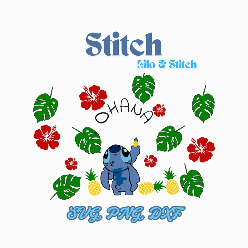 Pu&ograve; includere: Un personaggio blu dei cartoni animati, Stitch, tiene in mano un oggetto giallo, circondato da foglie tropicali, fiori di ibisco rossi e ananas gialli. La parola "Ohana" &egrave; scritta sopra Stitch. Le parole "Stitch" e "Lilo & Stitch" sono in alto e "SVG PNG DXF" in basso.