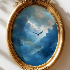 Peut inclure: Un cadre ovale doré et orné entoure une peinture d'un dragon planant dans un ciel bleu nuageux. Le cadre présente des motifs floraux et des volutes détaillés.