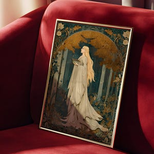 Op de afbeelding: Een ingelijste kunstdruk met een vrouw in een vloeiende jurk in een boslandschap, met gouden en blauwgroene accenten. Het kunstwerk heeft een vintage uitstraling, met een gouden lijst, gepresenteerd op rood fluweel.