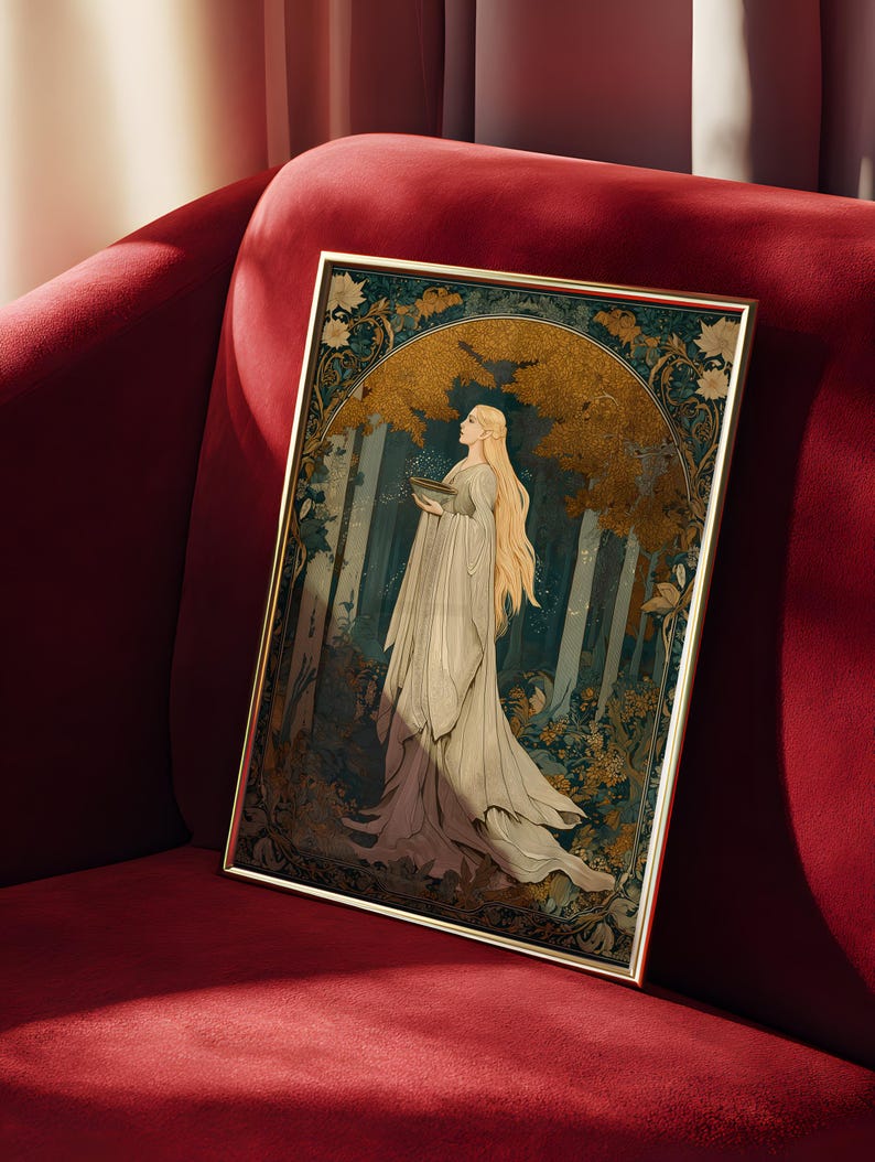 Op de afbeelding: Een ingelijste kunstdruk met een vrouw in een vloeiende jurk in een boslandschap, met gouden en blauwgroene accenten. Het kunstwerk heeft een vintage uitstraling, met een gouden lijst, gepresenteerd op rood fluweel.