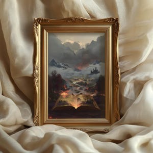 Pu&ograve; includere: Un'opera d'arte incorniciata con una cornice dorata ornata. L'opera raffigura un paesaggio con un fiume che scorre da un libro aperto. Montagne, un castello e un cielo infuocato sono visibili sullo sfondo. Il tema generale &egrave; la fantasia.