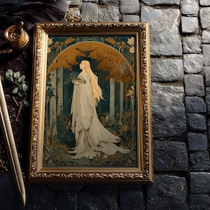 Op de afbeelding: Een ingelijst kunstwerk met een gouden, sierlijke lijst. Het kunstwerk toont een vrouw in een vloeiende witte jurk met lang blond haar, die een kom vasthoudt. De achtergrond toont een bossc&egrave;ne met goud- en tinten. Een zwaard en andere decoratieve items zijn zichtbaar.