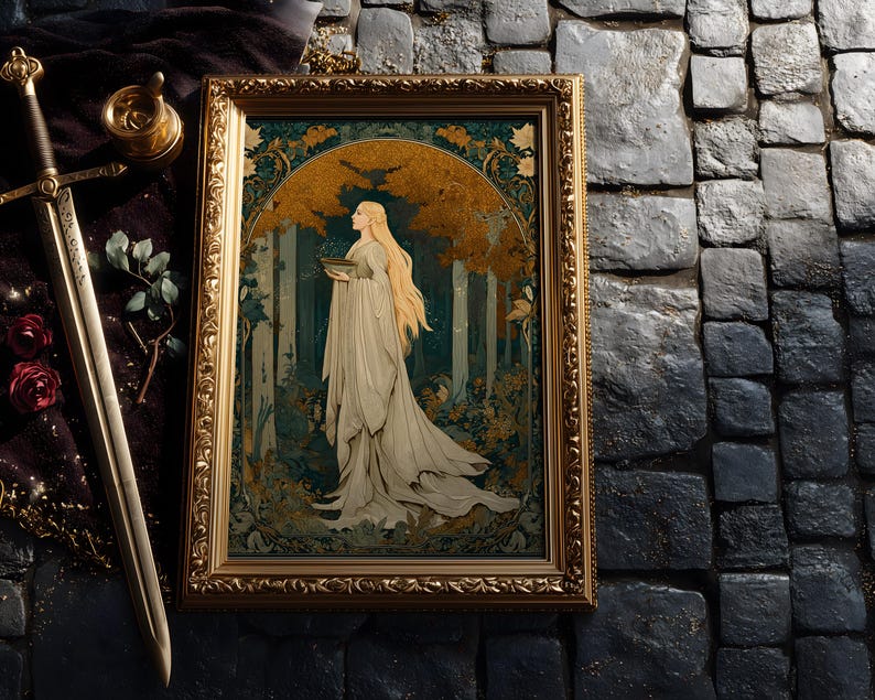 Op de afbeelding: Een ingelijst kunstwerk met een gouden, sierlijke lijst. Het kunstwerk toont een vrouw in een vloeiende witte jurk met lang blond haar, die een kom vasthoudt. De achtergrond toont een bossc&egrave;ne met goud- en tinten. Een zwaard en andere decoratieve items zijn zichtbaar.