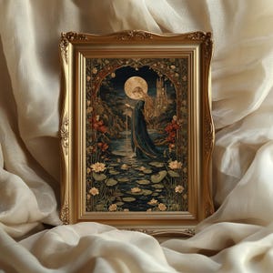 Könnte beinhalten: Gerahmter Kunstdruck mit einer Frau in einem Teich unter Vollmond. Der goldene Rahmen umgibt ein Bild mit Blumen und Seerosen. Die Frau trägt ein langes blaues Kleid.