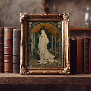 Op de afbeelding: Een ingelijste kunstdruk met een vrouw in een witte jurk tegen een bosachtergrond met gouden en groene tinten. De sierlijke gouden lijst voegt een vleugje elegantie toe. Het kunstwerk wordt tentoongesteld op een houten plank met antieke boeken.
