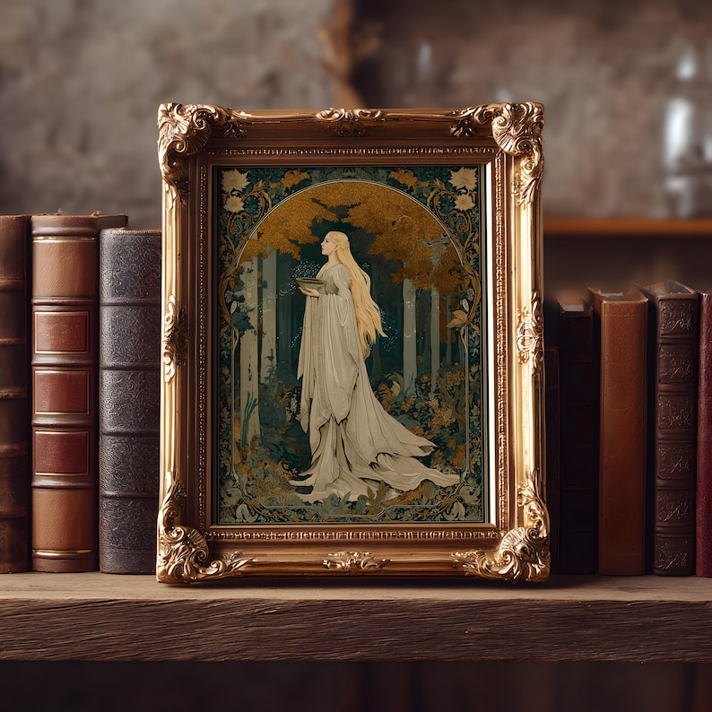 Op de afbeelding: Een ingelijste kunstdruk met een vrouw in een witte jurk tegen een bosachtergrond met gouden en groene tinten. De sierlijke gouden lijst voegt een vleugje elegantie toe. Het kunstwerk wordt tentoongesteld op een houten plank met antieke boeken.