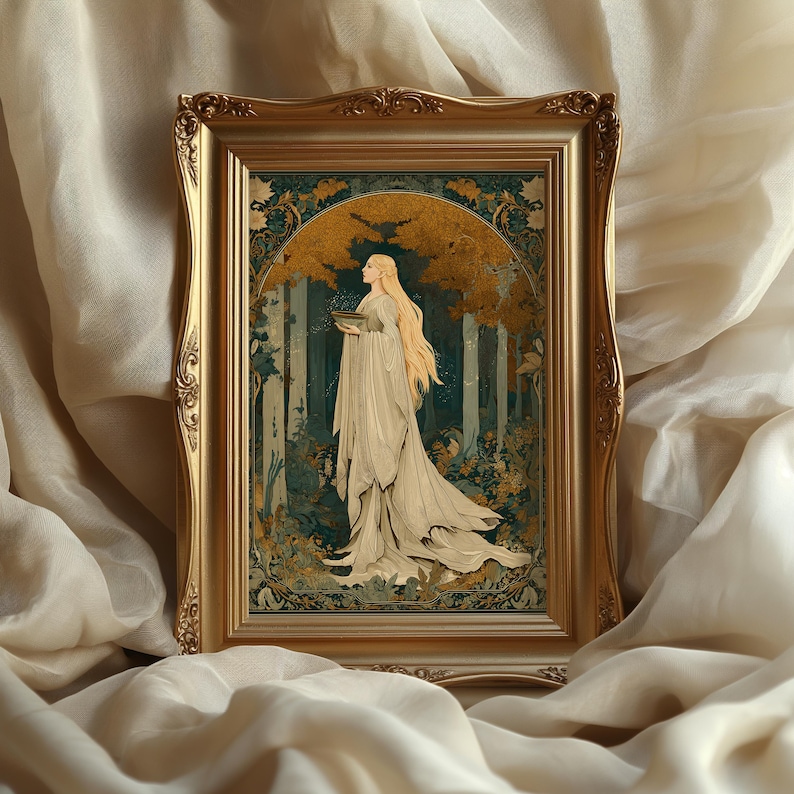 Op de afbeelding: Een ingelijste kunstdruk met een vrouw in een witte jurk tegen een achtergrond van een bos met gouden bladeren. De sierlijke gouden lijst versterkt de vintage esthetiek.