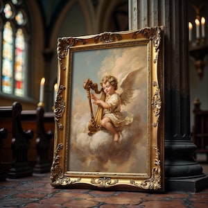 Könnte beinhalten: Gerahmtes Gemälde eines Cherubs, der eine goldene Harfe spielt, vor einem bewölkten Himmel. Das Kunstwerk befindet sich in einem verzierten Goldrahmen, der gegen eine dunkle Oberfläche gelehnt ist. Der Hintergrund zeigt ein Kircheninterieur mit Buntglasfenstern und Kerzen.