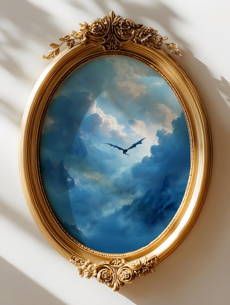 Peut inclure: Un cadre ovale doré et orné entoure une peinture d'un dragon planant dans un ciel bleu nuageux. Le cadre présente des motifs floraux et des volutes détaillés.
