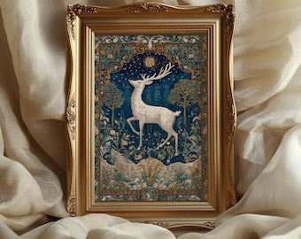 Könnte beinhalten: Ein gerahmter Kunstdruck mit einem weißen Hirsch in einer Waldszene, mit blauem Nachthimmel und goldenen Akzenten. Das Kunstwerk befindet sich in einem verzierten Goldrahmen, vor einem cremefarbenen Stoffhintergrund.