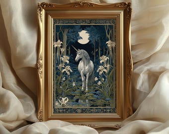 Puede incluir: Un tapiz enmarcado con un unicornio blanco en una escena de bosque iluminada por la luna. La obra de arte está enmarcada en un marco dorado ornamentado. El tapiz representa un paisaje sereno con lirios blancos y un estanque reflectante.