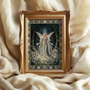 Puede incluir: Un marco rectangular dorado y ornamentado que contiene una impresión de una figura alada con un vestido largo y claro en un bosque oscuro. La escena presenta luces brillantes, setas y un borde floral que rodea la ilustración central.