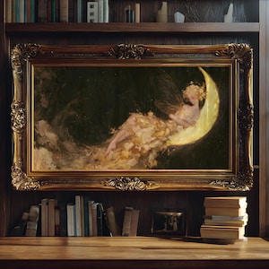 Puede incluir: Un cuadro rectangular en un marco dorado antiguo y ornamentado que muestra una figura con alas descansando sobre una luna creciente amarilla brillante. La figura viste una prenda fluida y texturizada en tonos oro y ámbar sobre un fondo verde oscuro.