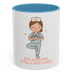 Koffiemok verpleegkundige, beker balanceren vitale en vibes, grappige medische mok, cadeau zorgverlener, RN Life-mok, verpleegkundige student waardering cadeau