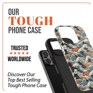 Peut inclure: Une coque de t&eacute;l&eacute;phone noire avec un motif de vagues bleues et orange. La coque est con&ccedil;ue pour prot&eacute;ger votre t&eacute;l&eacute;phone des chutes et des rayures. Le texte "OUR TOUGH PHONE CASE" est affich&eacute; en lettres orange sur un fond blanc. Le texte "TRUSTED WORLDWIDE" est affich&eacute; en lettres noires sur un fond blanc.