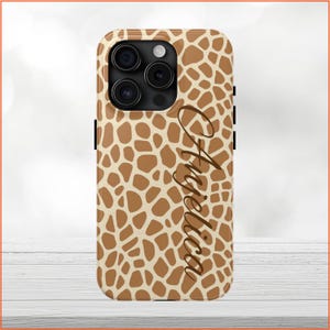 Op de afbeelding: Een bruine en beige telefoonhoes met een giraffenprint en de naam "Angelica" erop.