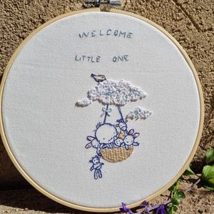 Stickdatei Baby im Korb-Stickrahmen, fertig gemacht für die Wanddekoration im Kinderzimmer. Personalisierte Neugeborenen Geschenk, für Babyparty, neue Mutter.