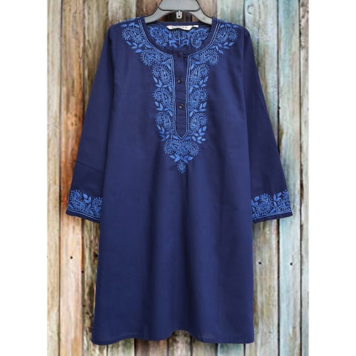 Ayurvastram ADITI Col rond en pur coton, tunique brodée à la main, Kurti, tailles régulières et plus