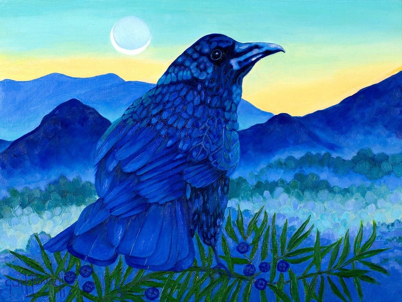 K&ouml;nnte beinhalten: Ein blauer Rabe sitzt auf einem Zweig eines gr&uuml;nen Busches mit blauen Beeren vor dem Hintergrund blauer Berge und eines Halbmondes am Himmel.