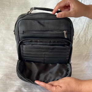 Bolso cuadrado negro de piel. Bolso bandolera de piel con cartera incorporada, bolsillo para tablet, correa totalmente ajustable. Entrega gratuita en 2 a 3 días.
