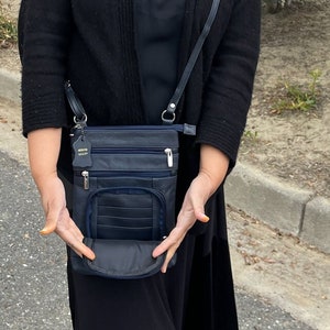 Bolso de cuero para celular inteligente azul marino Bolso bandolera de cuero con billetera incorporada, bolsillo abierto para teléfono inteligente, correa totalmente ajustable