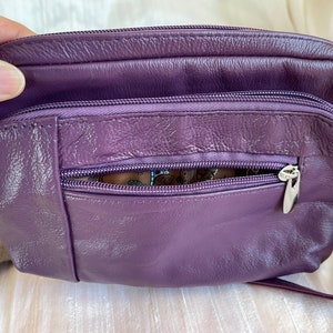Bolso bandolera compacto de piel color morado, 2 compartimentos 1 para móvil 1 para llaves, correa totalmente ajustable