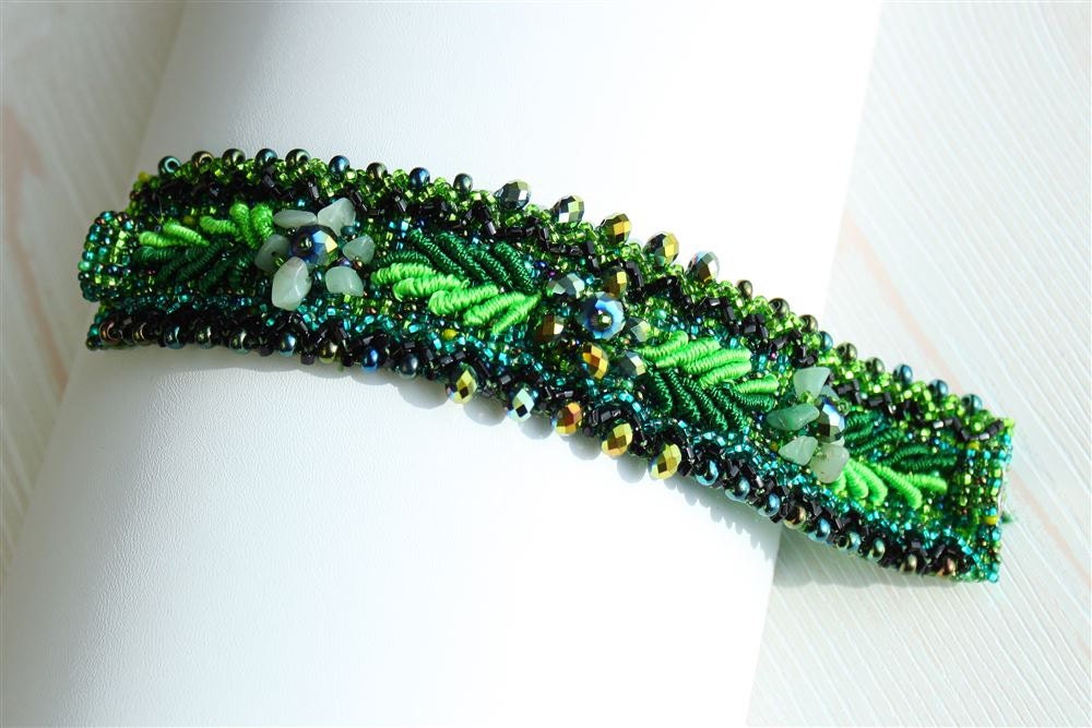 Buy Beginner Kit for Making One Bracelet. WOODEN BEADING LOOM Four Color  Beads, One Big Eye Curved Needle, Clasp, String Rope, Pattern. Online in  India - Etsy